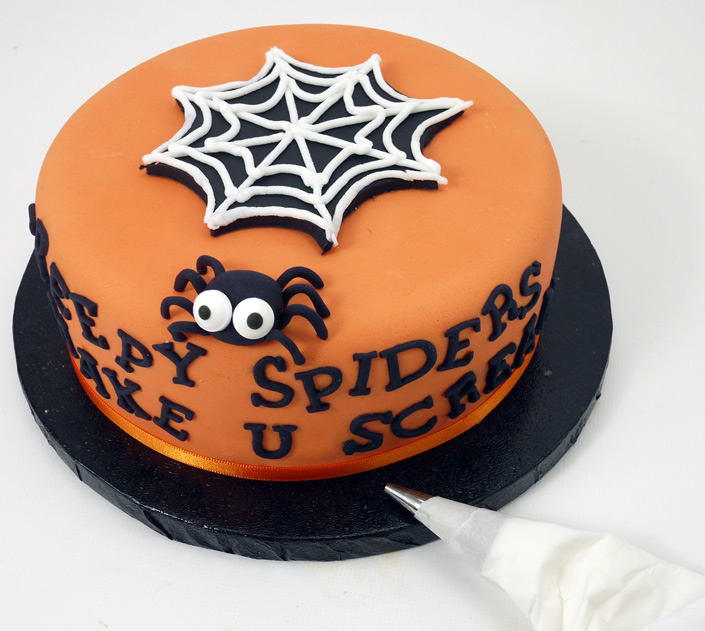 Spider web cake - The Confetti Journal